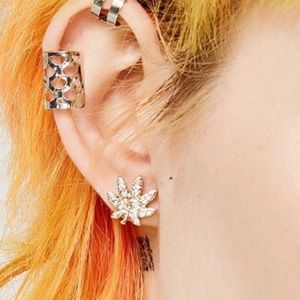 Leaf stud earrings